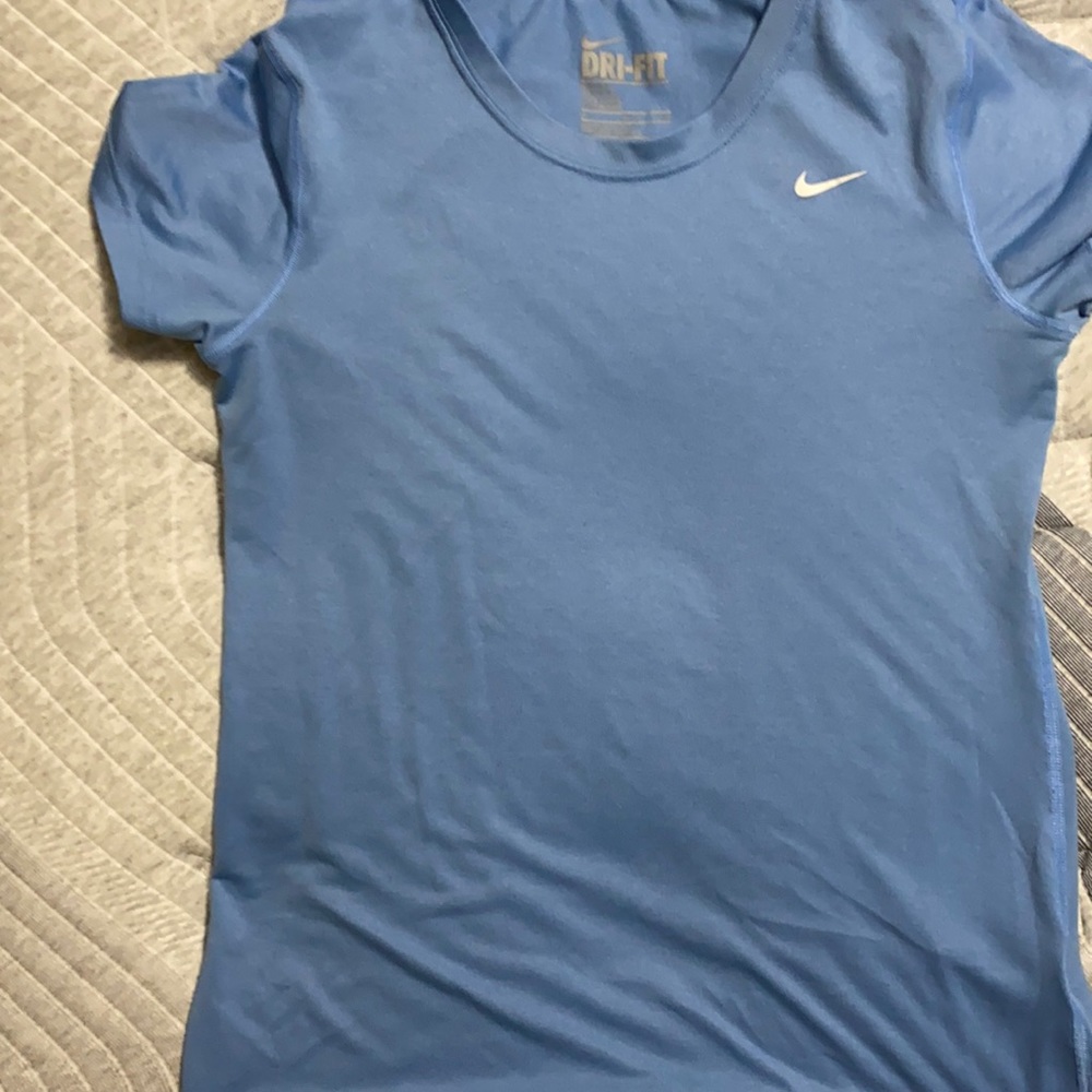 Women’s Nike dry fit short sleeve shirt